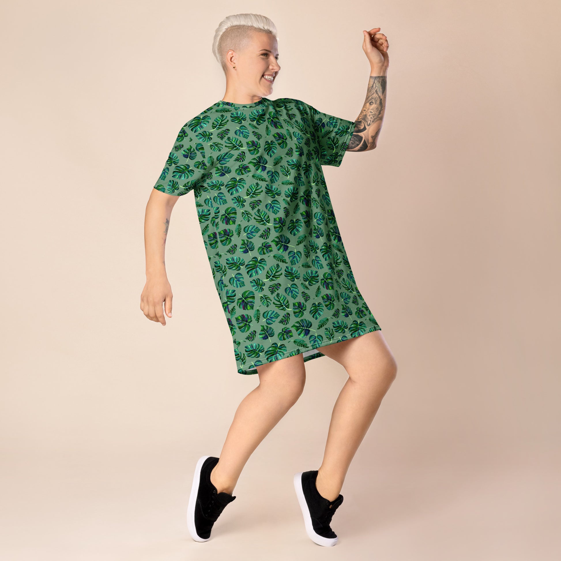 🌿 Jungle Dream T-Shirt Dress – Monstera in Motion - SANDRAAS